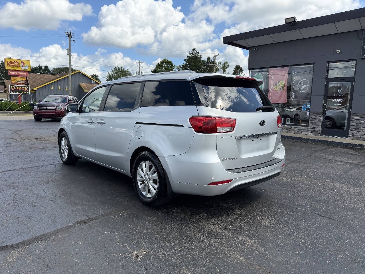 Used 2016 Kia Sedona LX w/ Option Group 020 FWD image 4