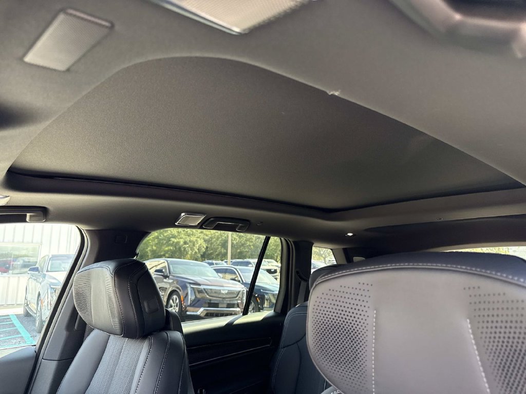 New 2027 Cadillac Vistiq Sport w/ LPO, Floor Liner Package AWD/4WD image 33