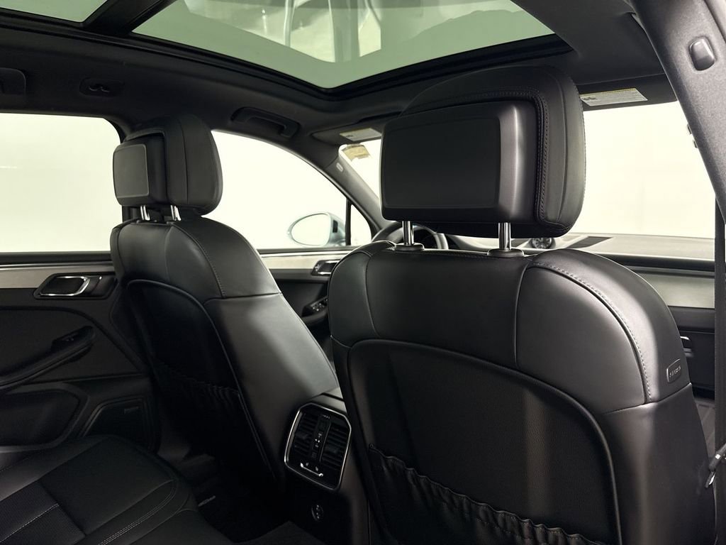 Certified 2025 Porsche Macan image 24