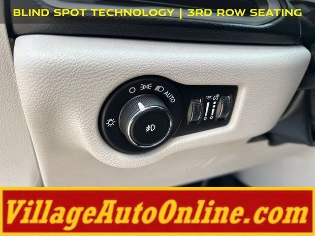 Used 2020 Chrysler Pacifica Touring-L FWD image 13