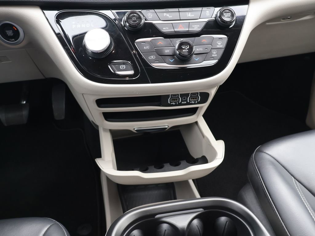 Used 2023 Chrysler Pacifica Touring-L image 16