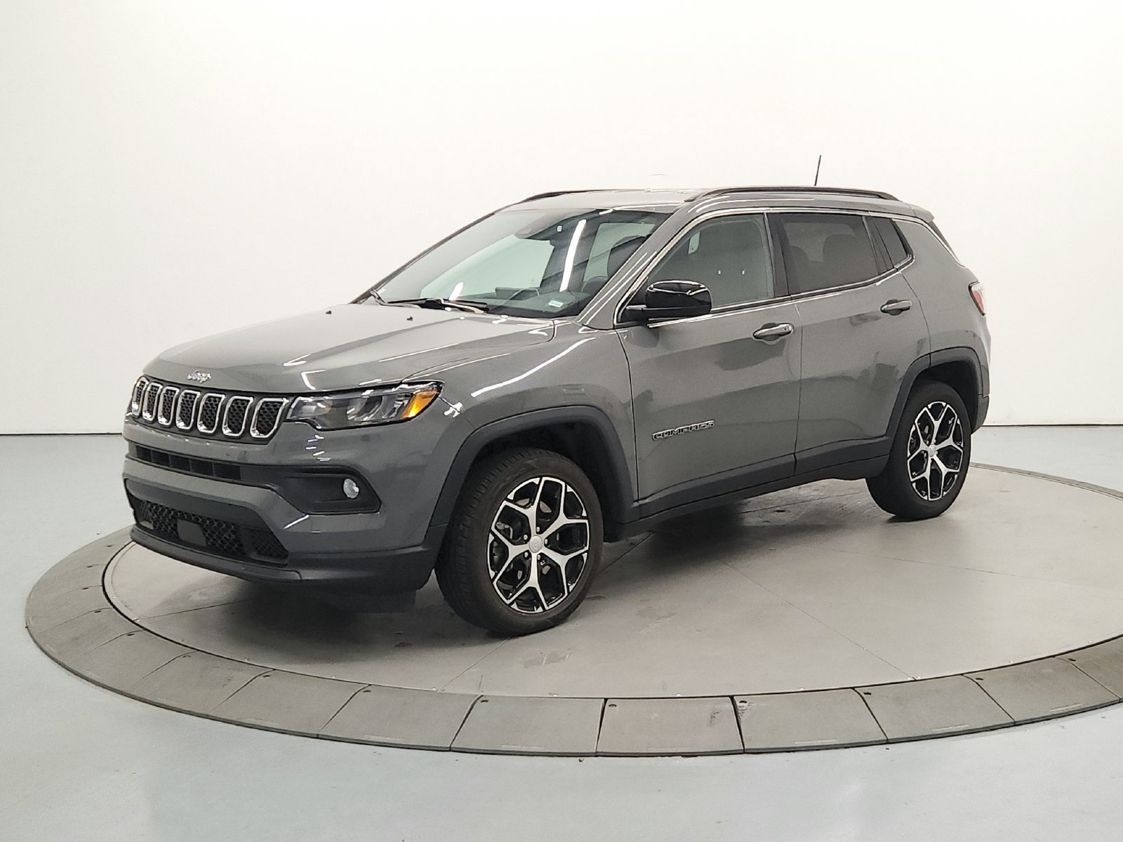 Used 2024 Jeep Compass Latitude AWD/4WD image 4