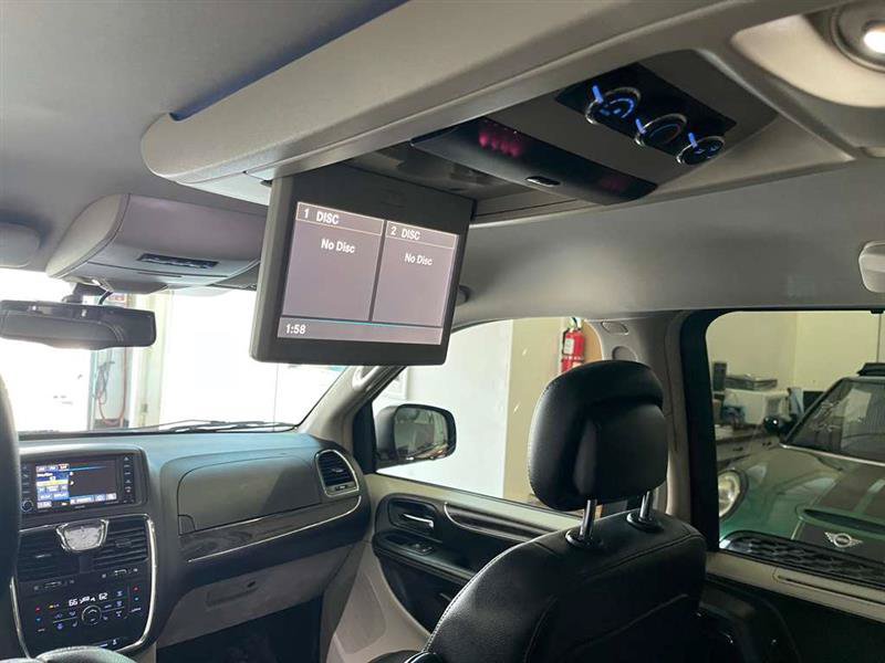 Used 2015 Chrysler Town & Country Touring-L w/ Driver Convenience Group FWD image 39