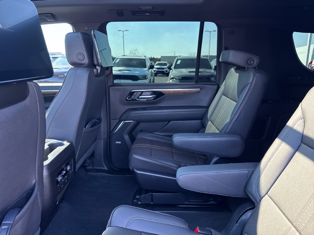 Used 2025 Chevrolet Suburban High Country AWD/4WD image 14
