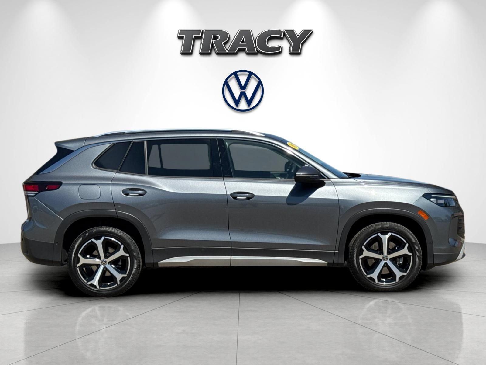 Used 2025 Volkswagen Tiguan SE AWD/4WD image 3