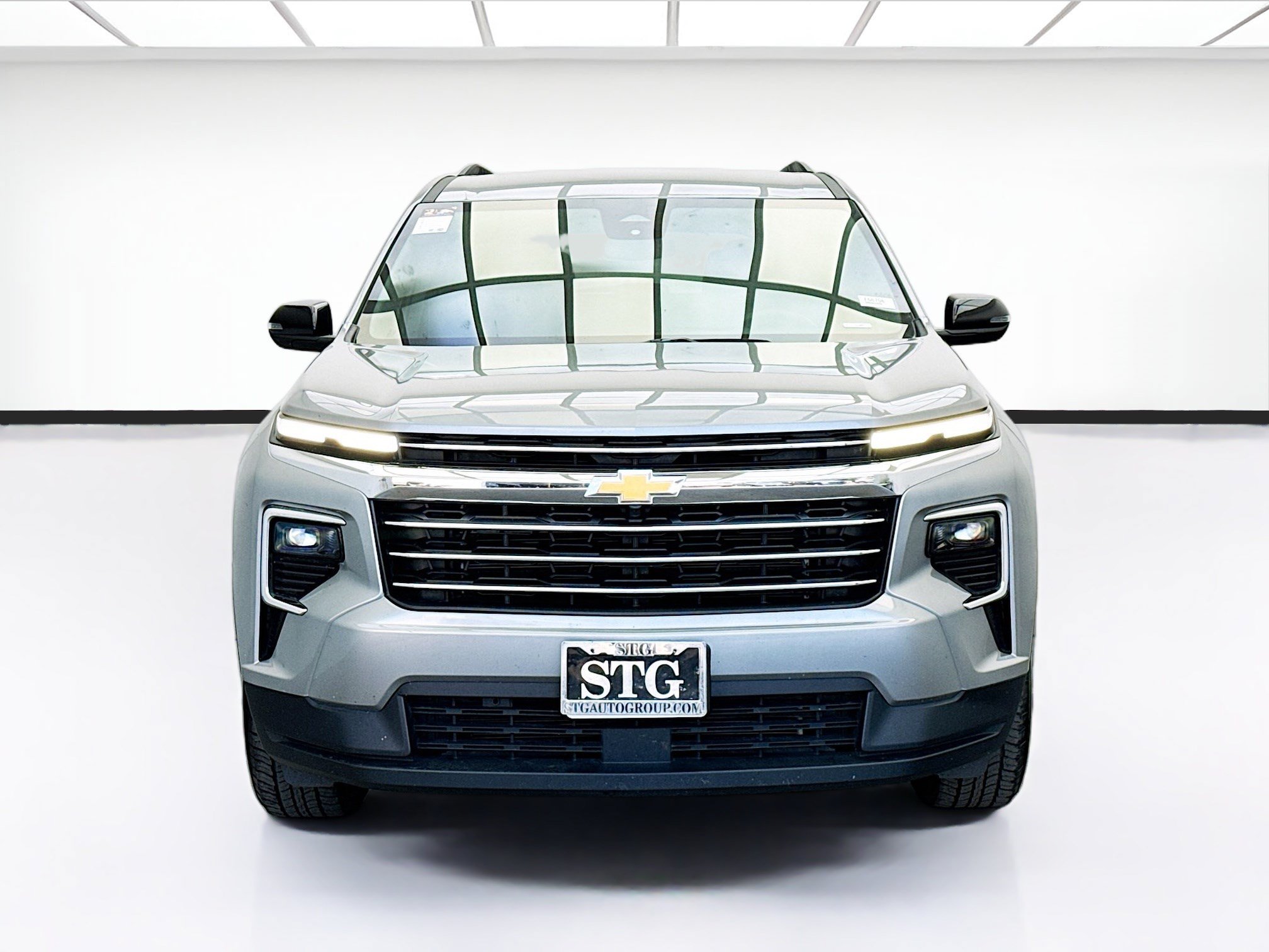Used 2025 Chevrolet Traverse LT FWD image 2