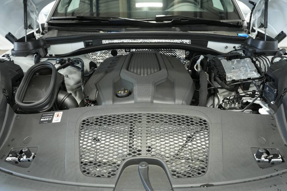 Certified 2025 Porsche Macan AWD/4WD image 30