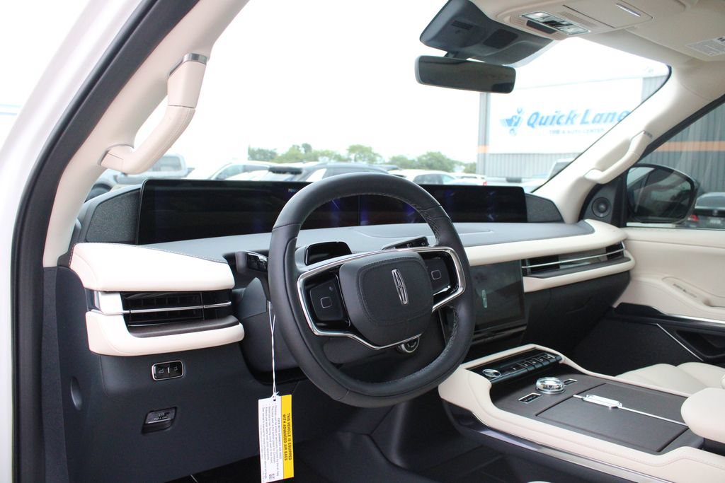 New 2027 Lincoln Navigator L Reserve AWD/4WD image 2