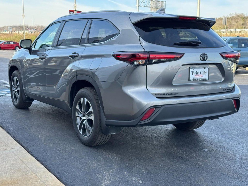 Certified 2025 Toyota Highlander XLE image 7