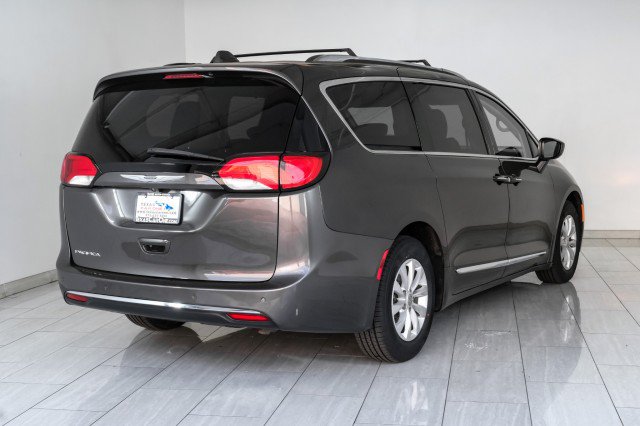 Used 2019 Chrysler Pacifica Touring-L FWD image 6