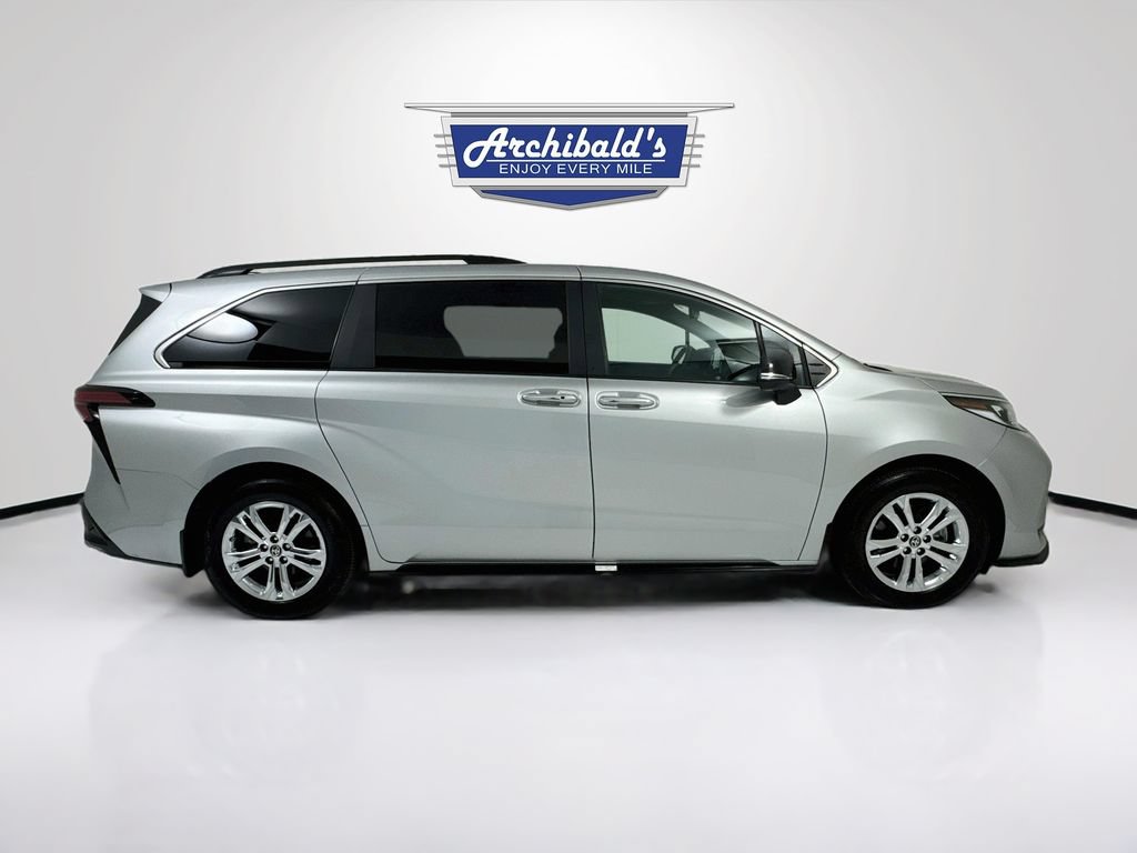 Used 2023 Toyota Sienna XSE AWD/4WD image 9