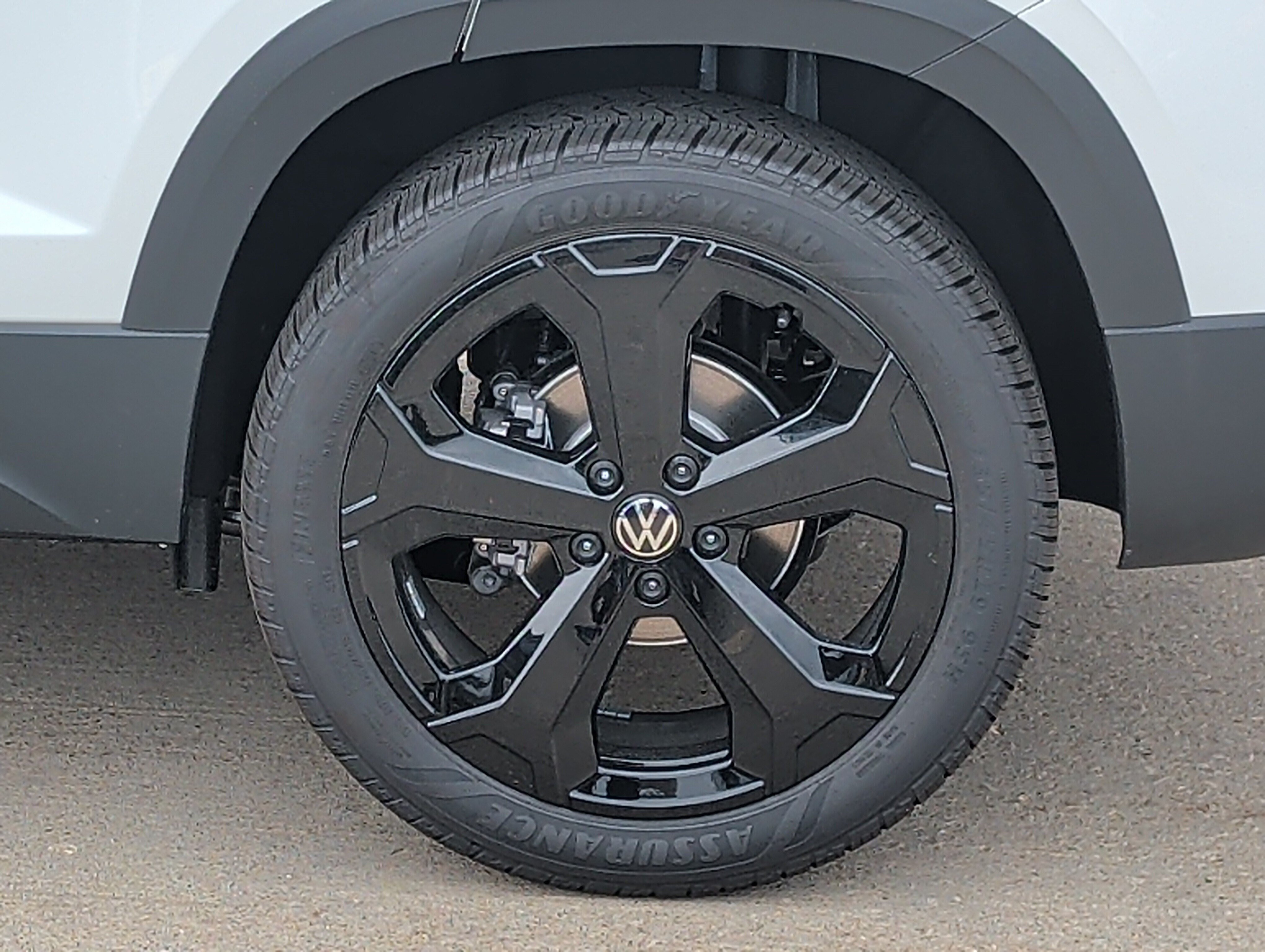New 2026 Volkswagen Taos SE AWD/4WD image 3