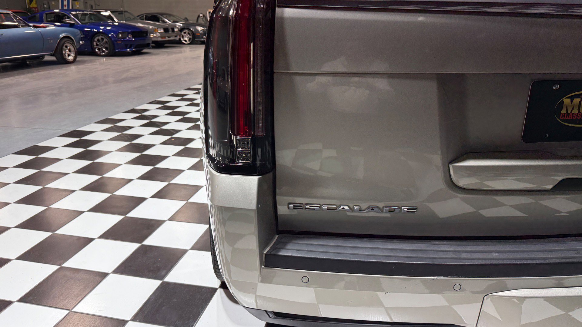 Used 2015 Cadillac Escalade Luxury image 17