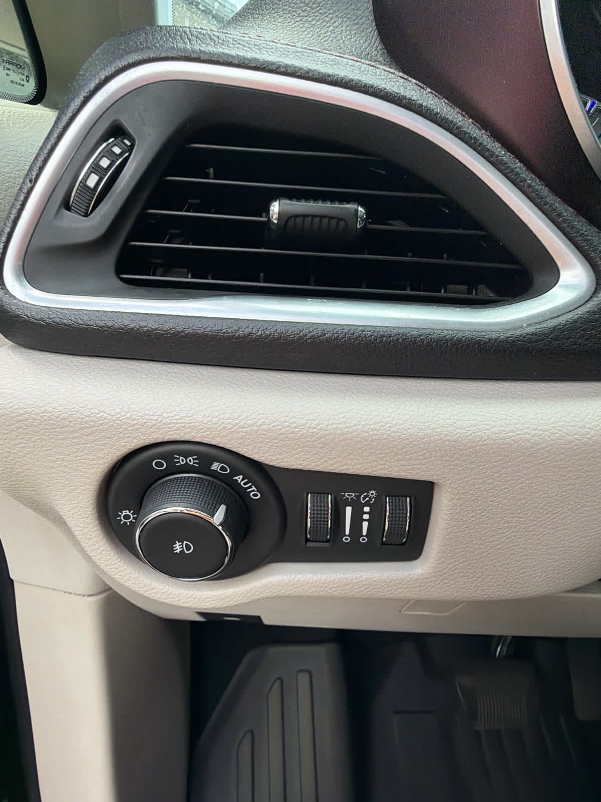 Used 2017 Chrysler Pacifica Limited FWD image 21