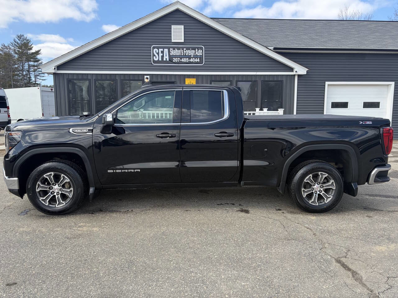 Used 2023 GMC Sierra 1500 SLE w/ X31 Off-Road Package image 4