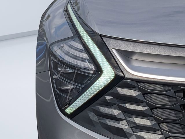 Used 2025 Kia Sportage LX image 7