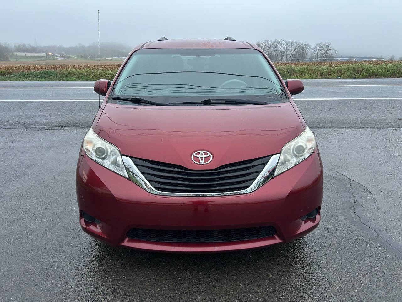 Used 2011 Toyota Sienna LE w/ Towing Pkg image 4