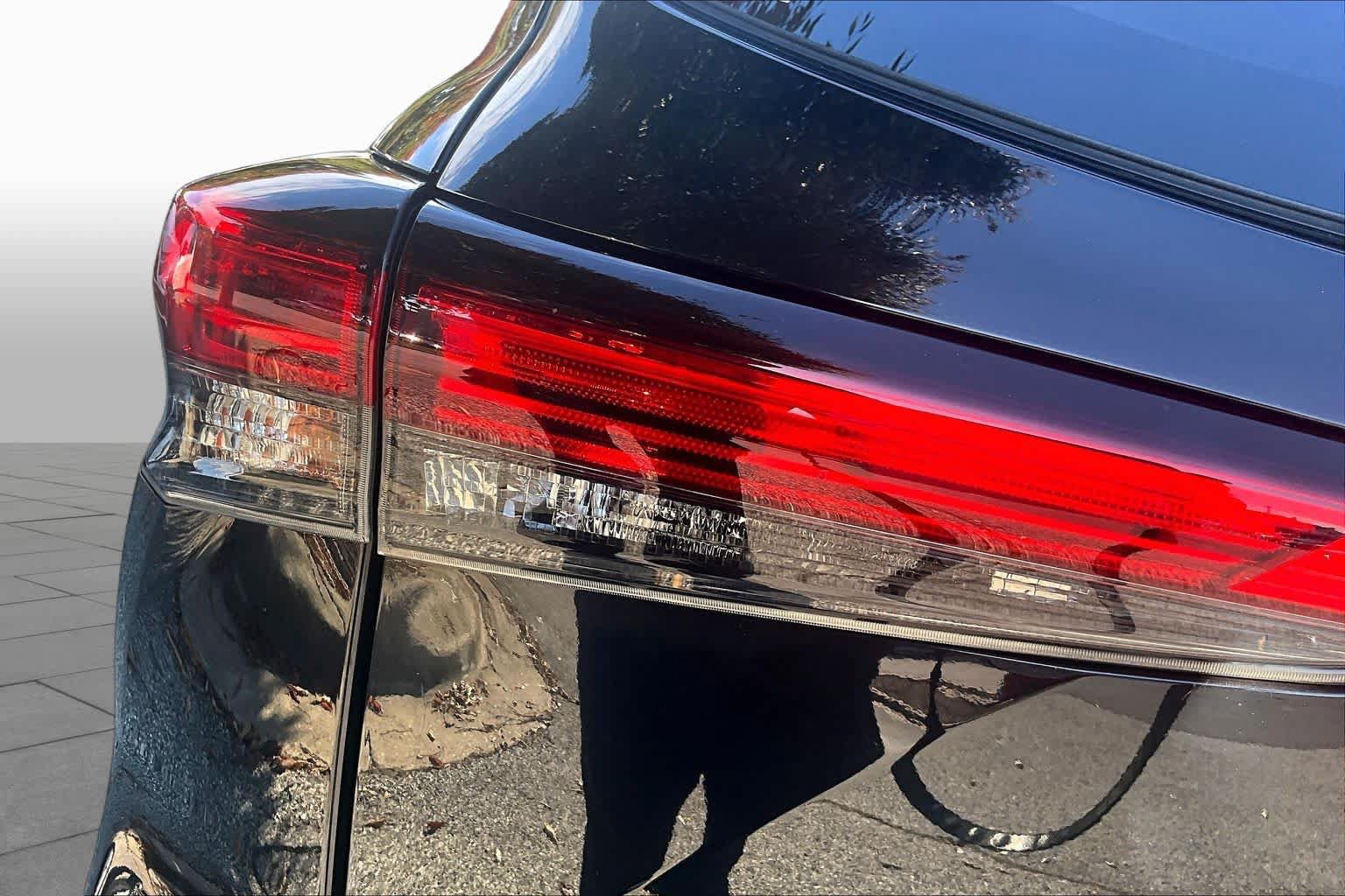Used 2020 Toyota Highlander XLE AWD/4WD image 29