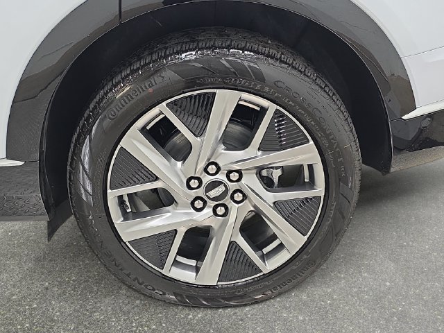 New 2027 Cadillac Optiq Luxury w/ LPO, Floor Liner Package AWD/4WD image 30