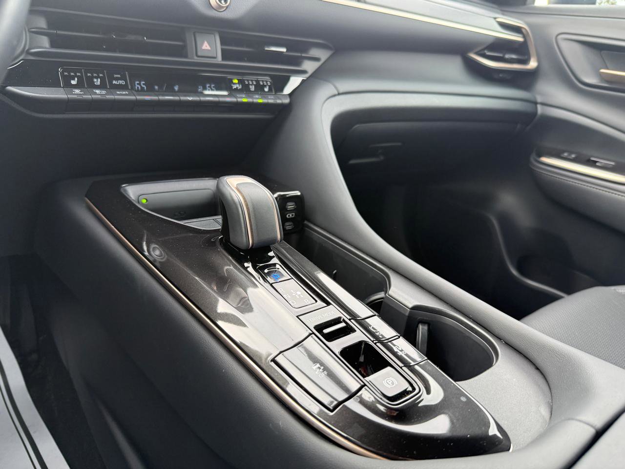 Used 2025 Toyota Crown XLE AWD/4WD image 31