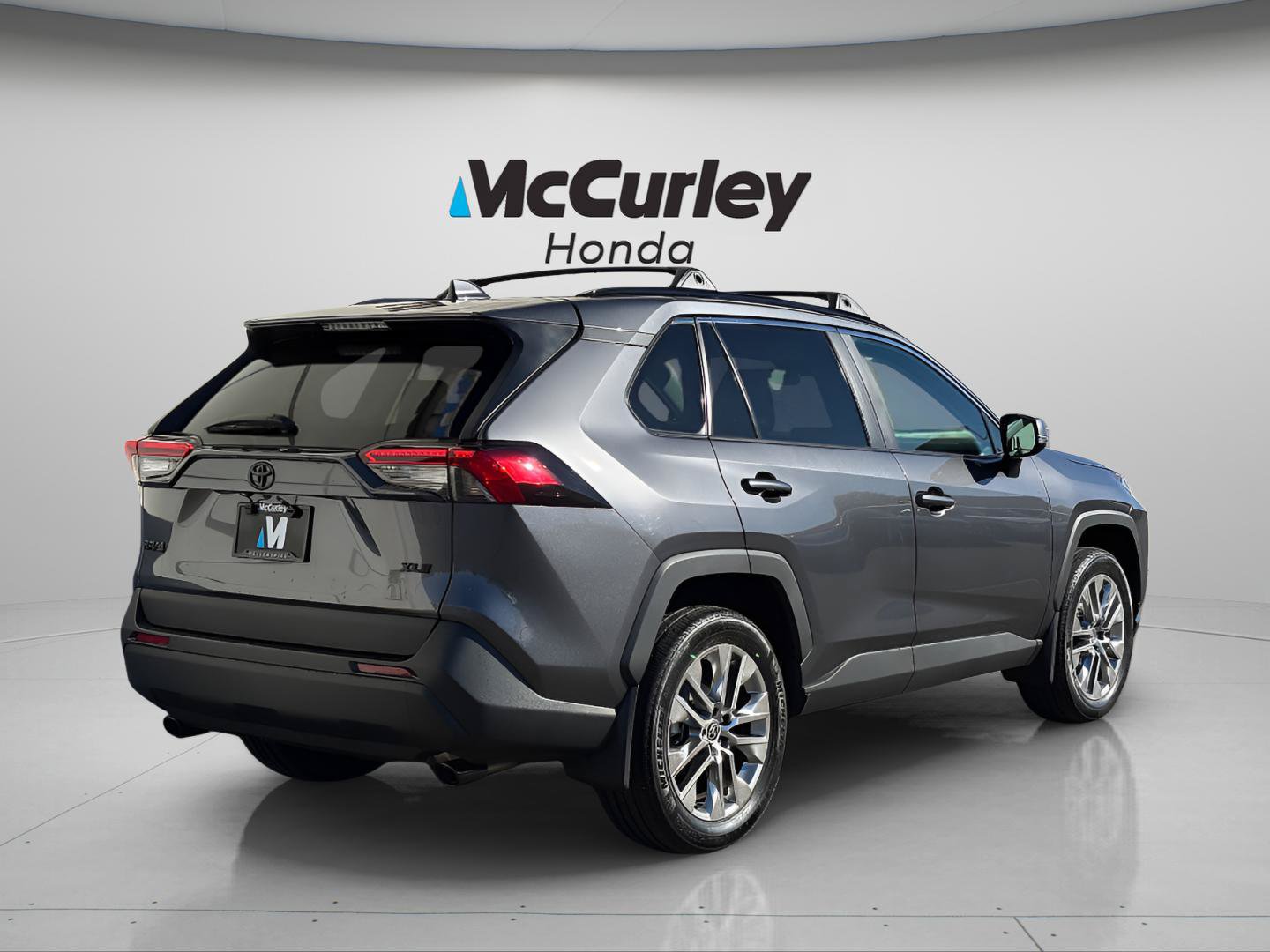 Used 2021 Toyota RAV4 XLE Premium w/ Carpet Mat Package (TMS) FWD image 3