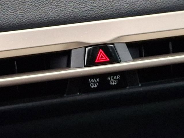 Used 2024 BMW iX xDrive50 w/ Premium Package image 32