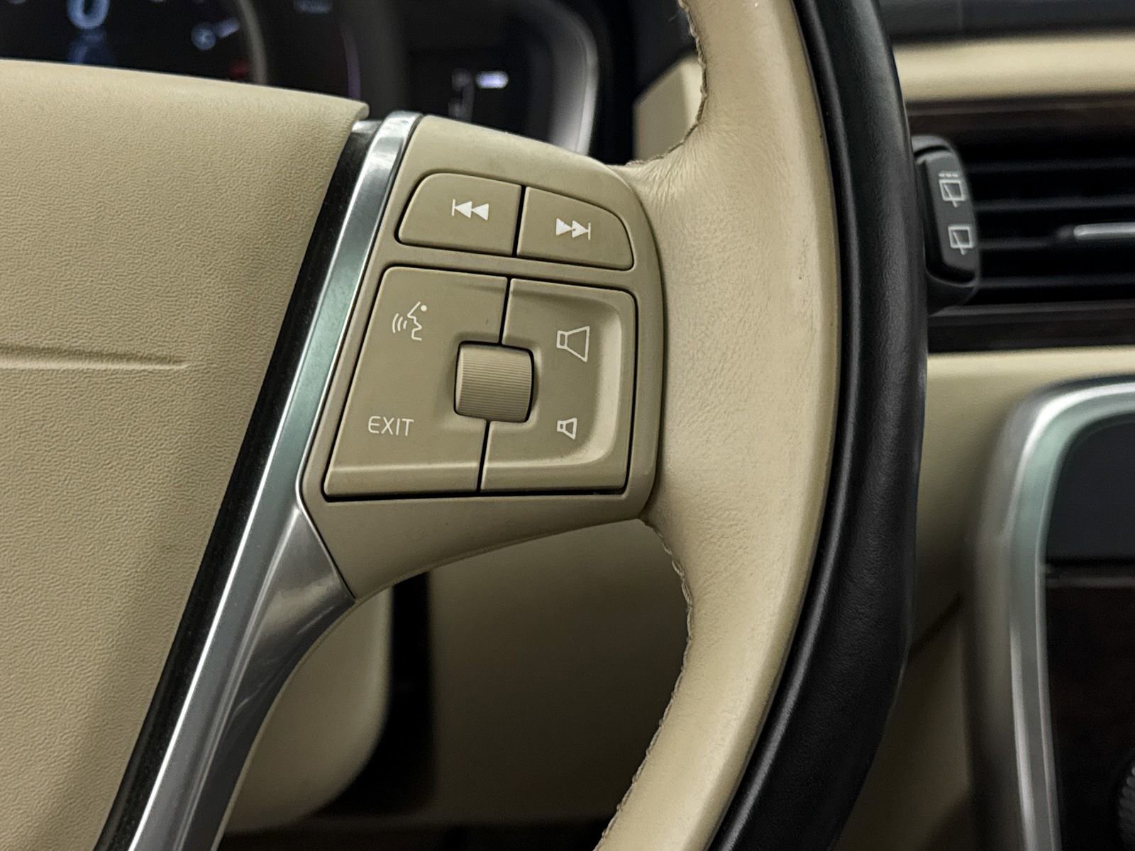 Used 2016 Volvo XC70 T5 Premier w/ Convenience Package image 27