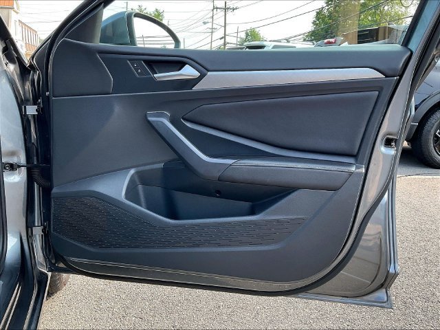 Certified 2022 Volkswagen Jetta SE FWD image 28