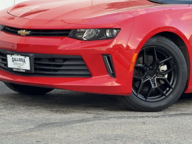 Used 2018 Chevrolet Camaro LT RWD image 8