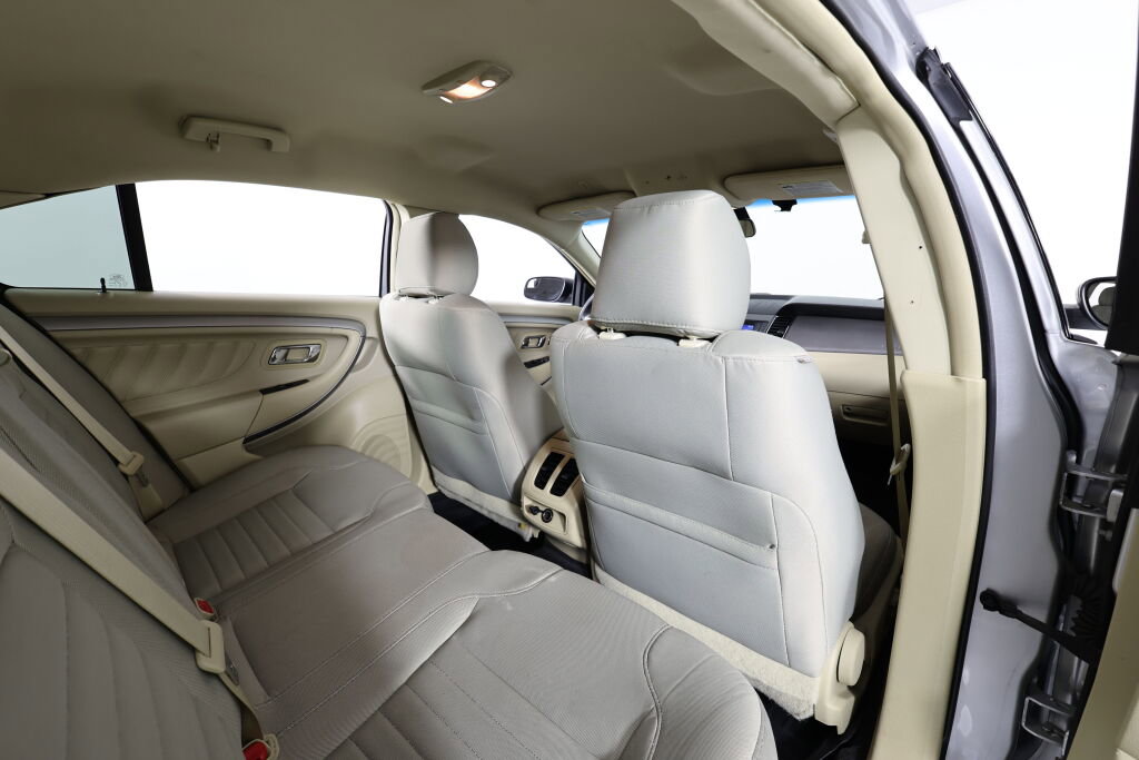 Used 2015 Ford Taurus SE image 19