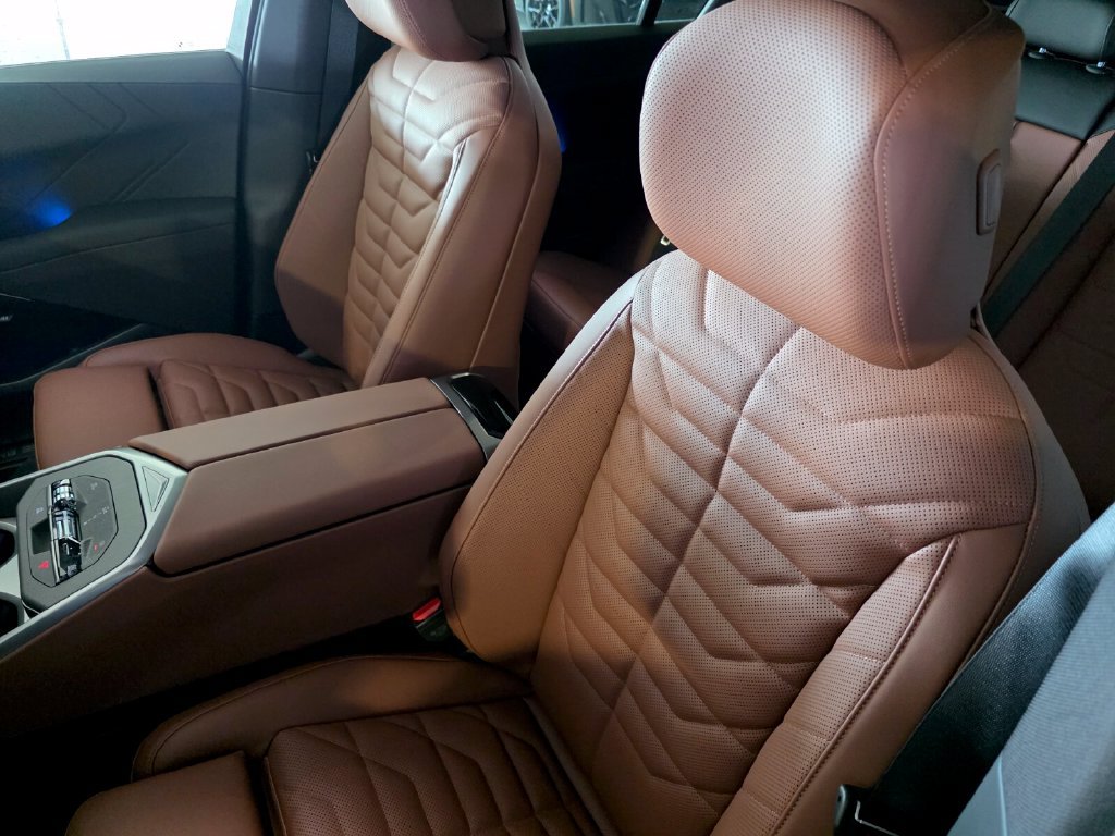 New 2027 BMW X5 xDrive40i w/ Luxury Front Seating Package AWD/4WD image 9