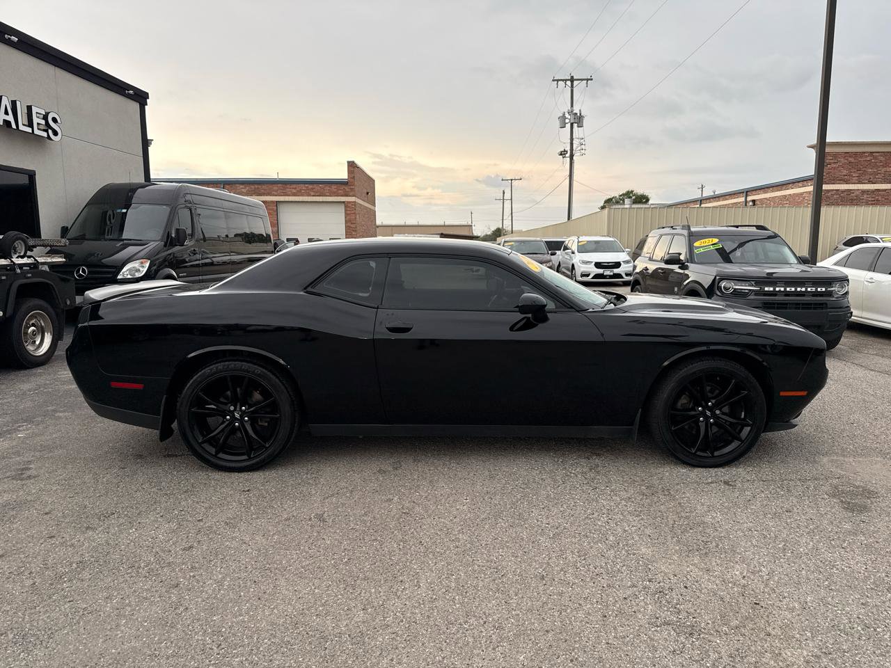 Used 2018 Dodge Challenger SXT w/ Blacktop Package RWD image 5