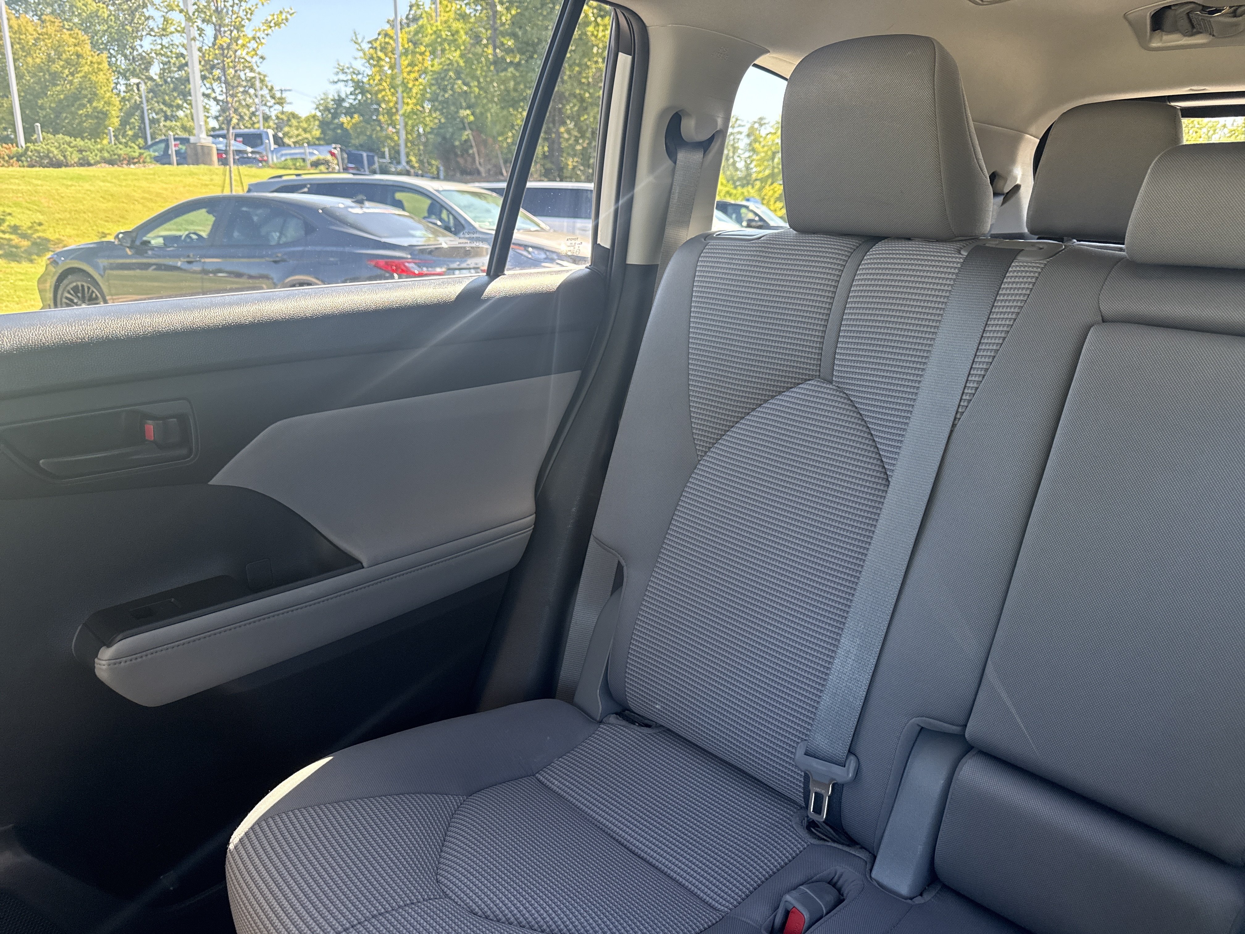 Used 2021 Toyota Highlander LE FWD image 30