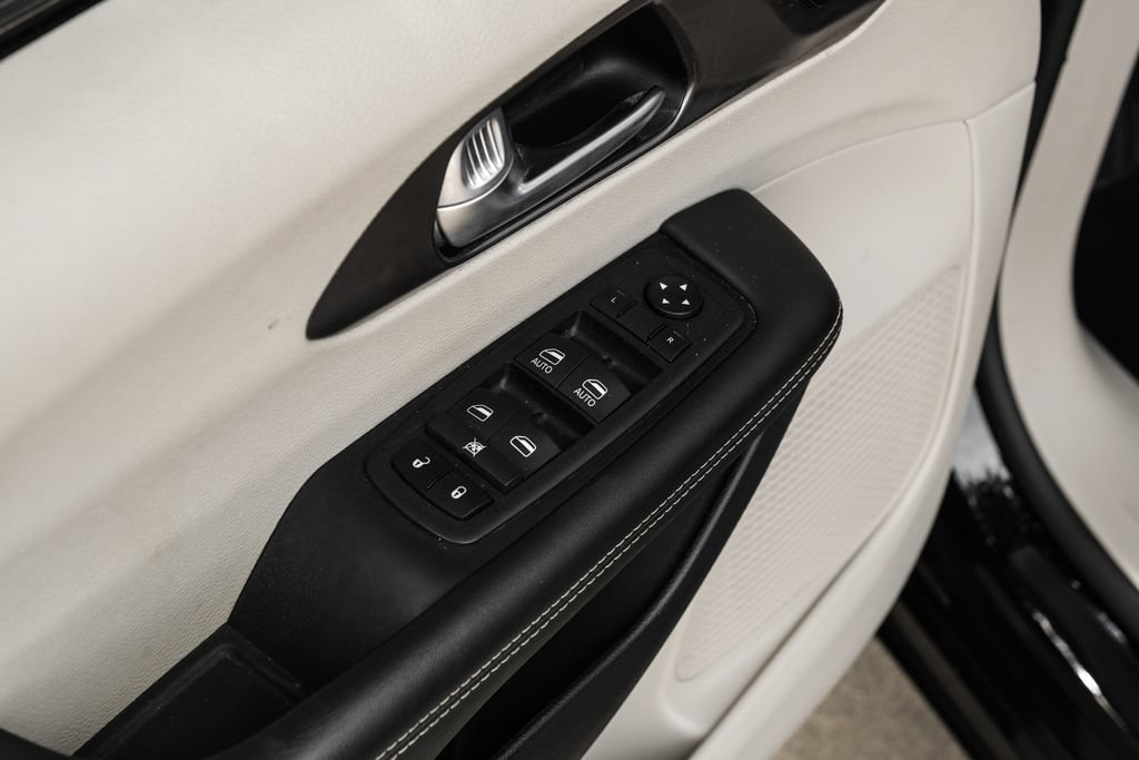 Used 2024 Chrysler Pacifica Touring-L FWD image 59