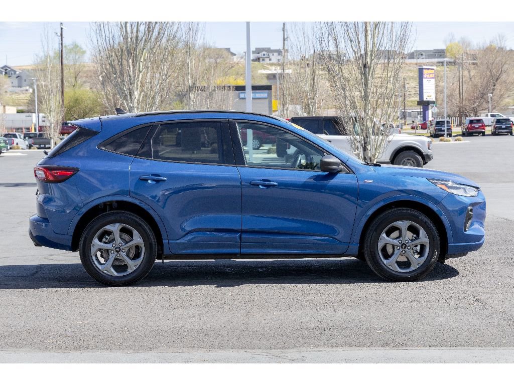 Used 2023 Ford Escape ST-Line w/ Tech Pack #1 AWD/4WD image 2
