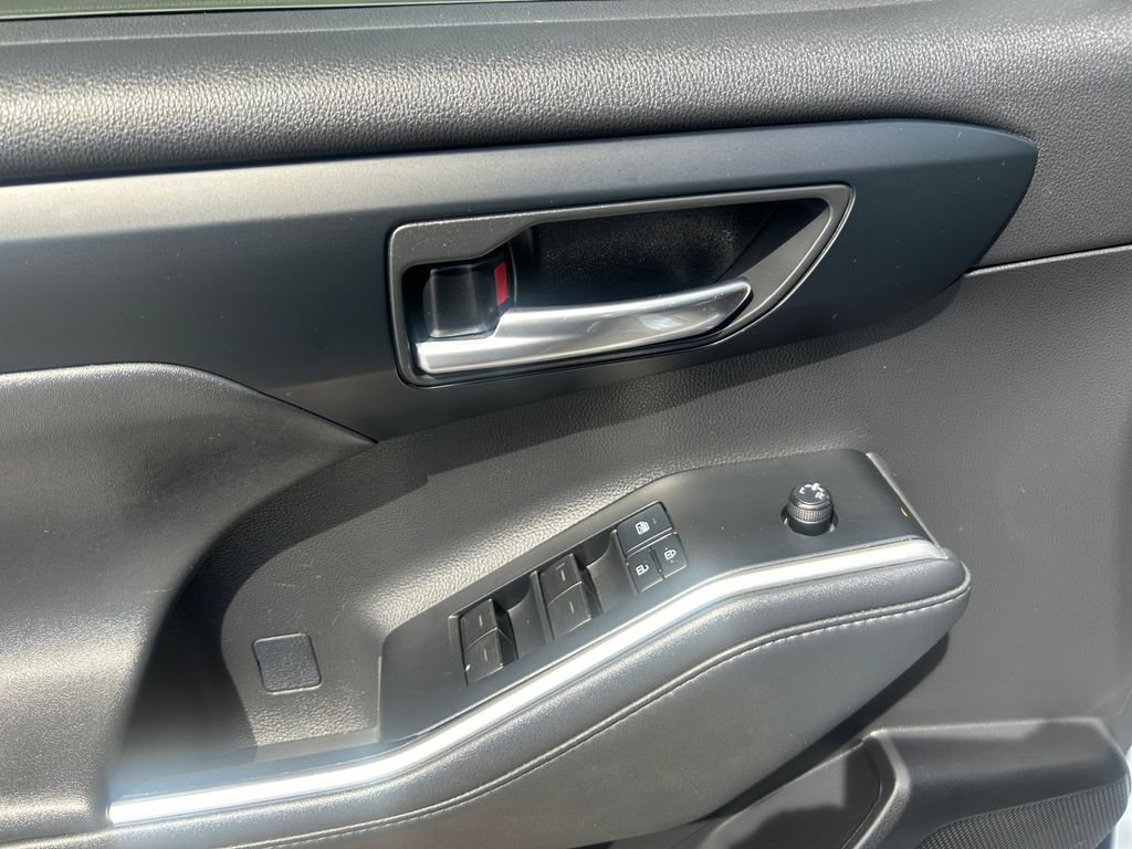 Used 2021 Toyota Highlander XLE FWD image 12