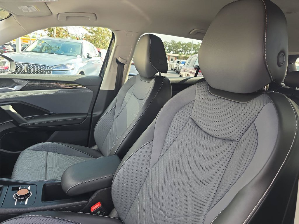 Used 2025 Volkswagen Tiguan SE FWD image 19