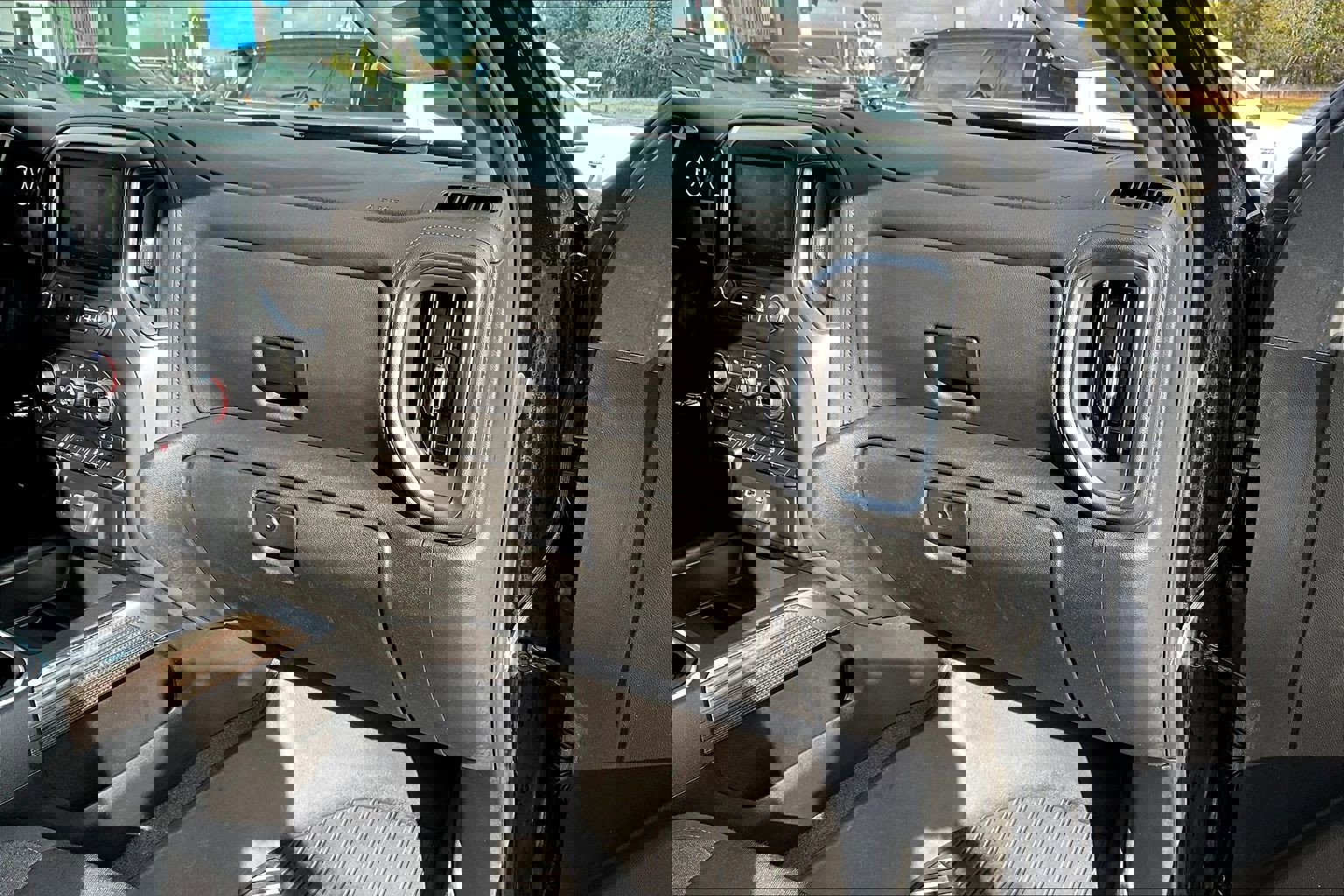 Used 2022 Chevrolet Silverado 1500 LT Trail Boss w/ Bed Protection Package image 17