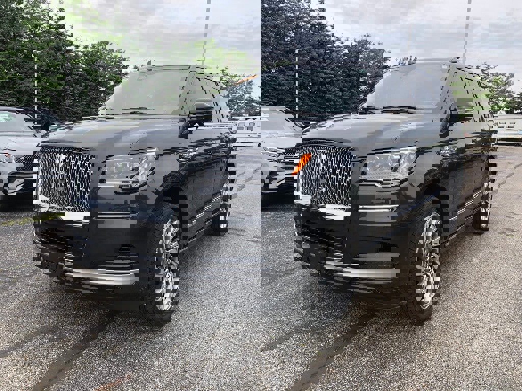 Used 2022 Lincoln Navigator Reserve image 3