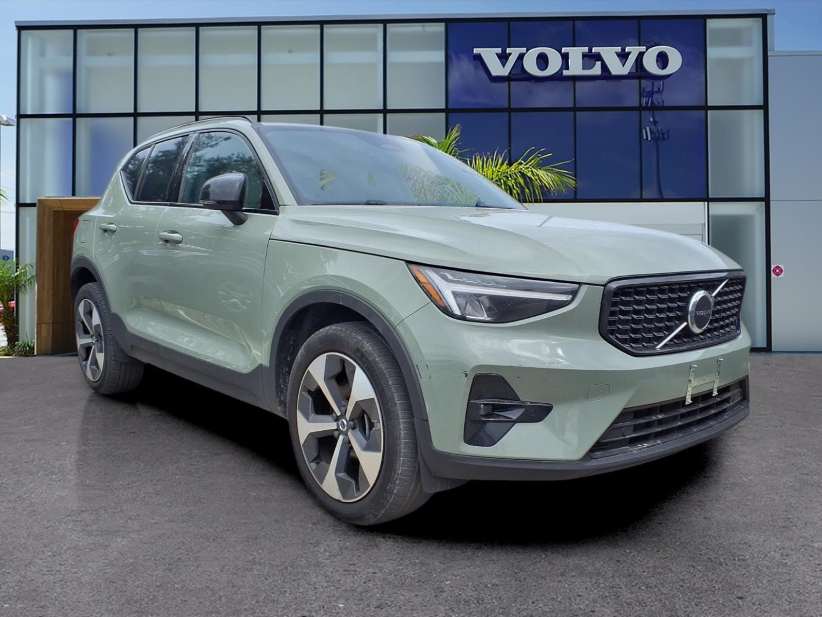 Certified 2023 Volvo XC40 B4 Plus w/ Protection Package Premier