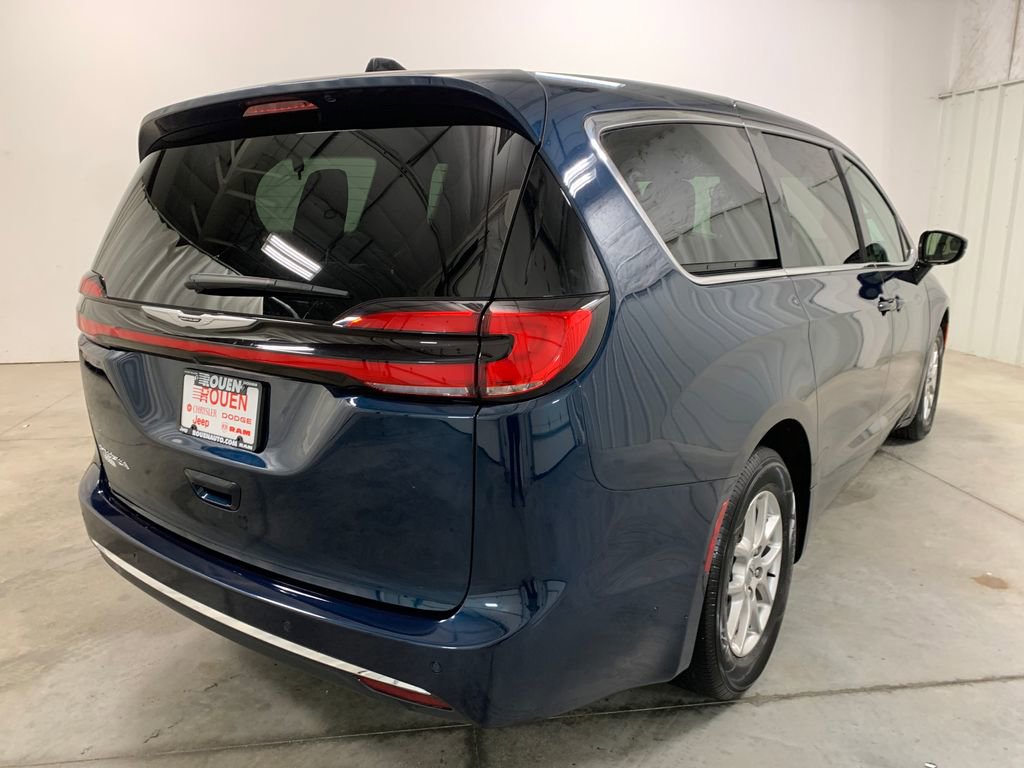 Used 2025 Chrysler Pacifica Select FWD image 8