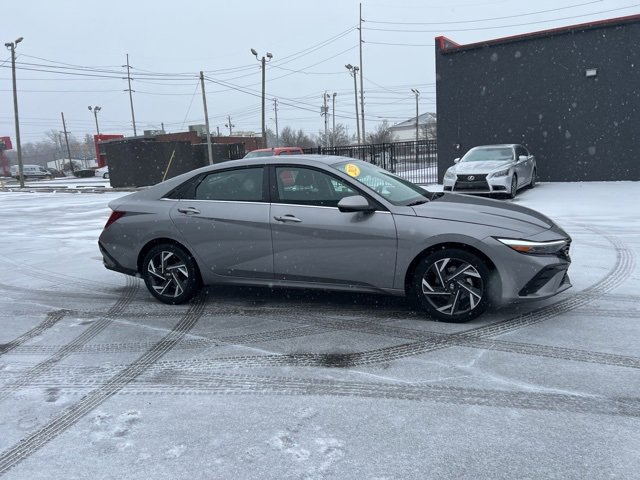 Used 2025 Hyundai Elantra SEL image 3