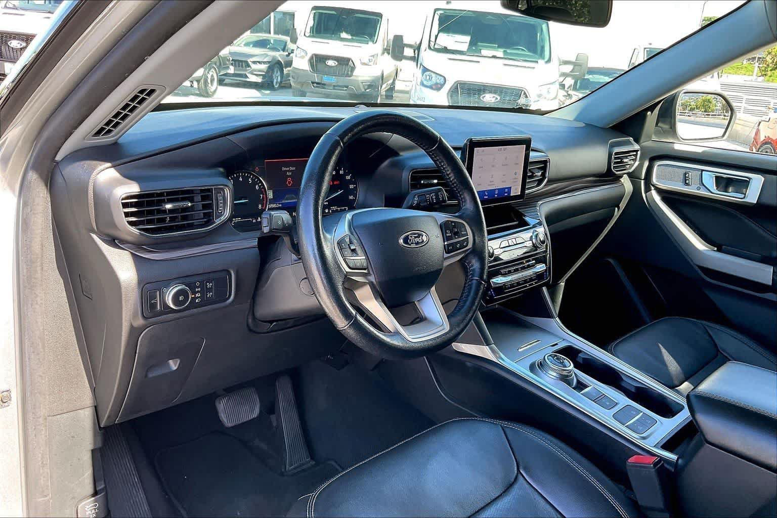 Used 2022 Ford Explorer Limited w/ Equipment Group 301A RWD image 2