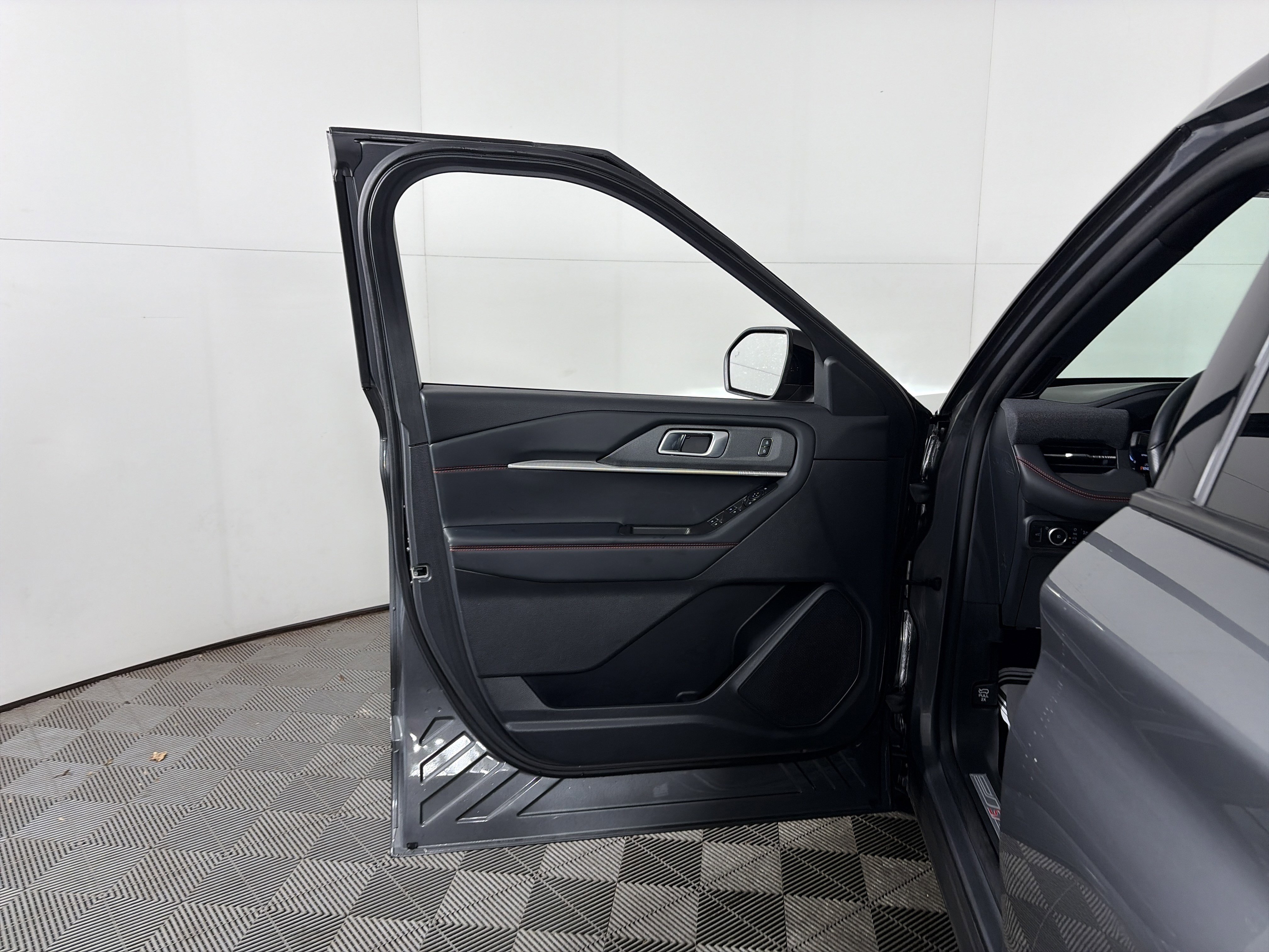 Used 2025 Ford Explorer ST-Line w/ ST-Line Street Pack image 27