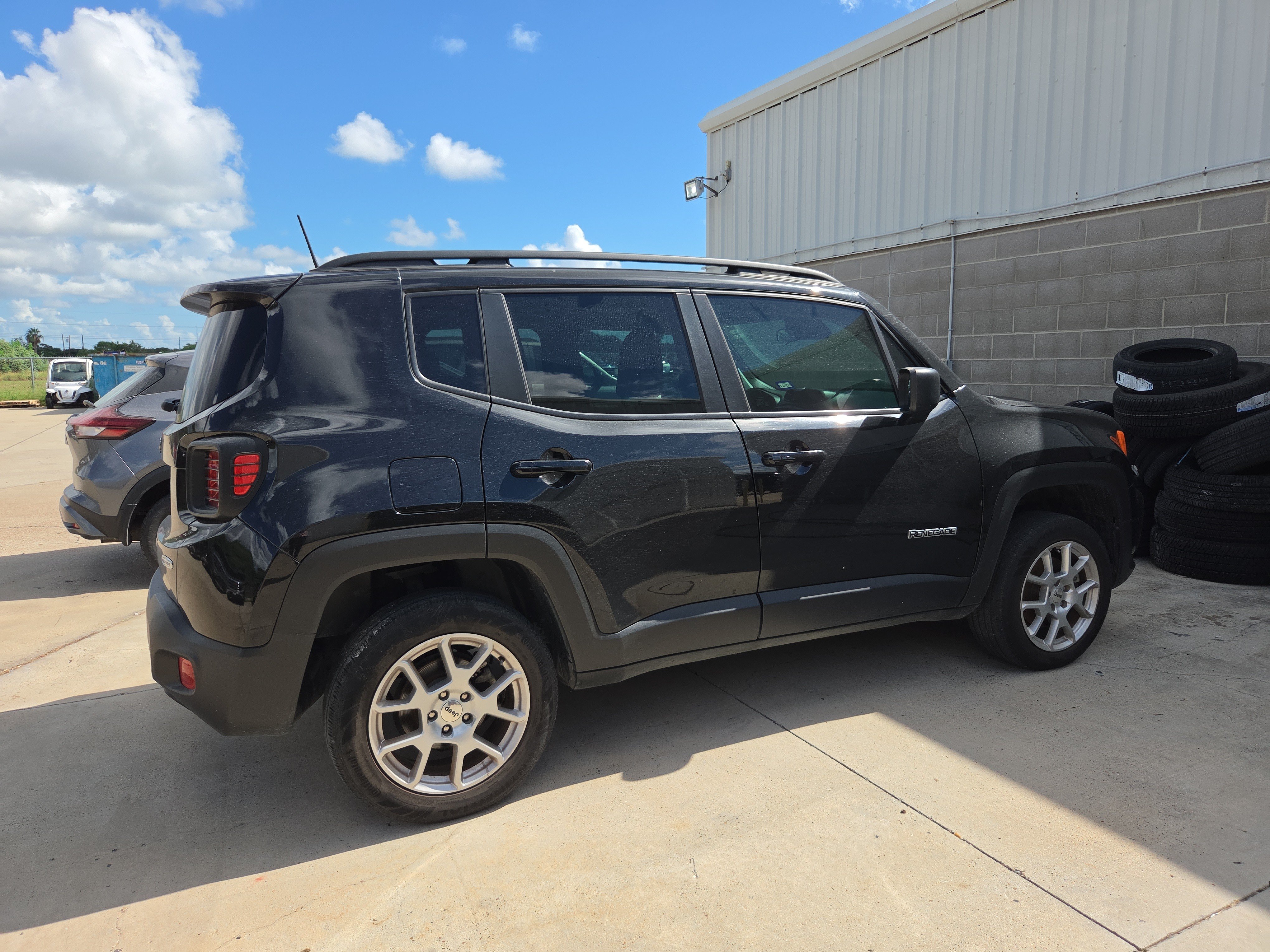 Used 2022 Jeep Renegade Latitude w/ Sun/Sound Group AWD/4WD image 5