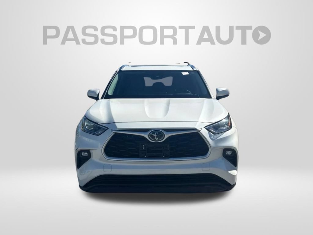 Used 2020 Toyota Highlander XLE AWD/4WD image 2