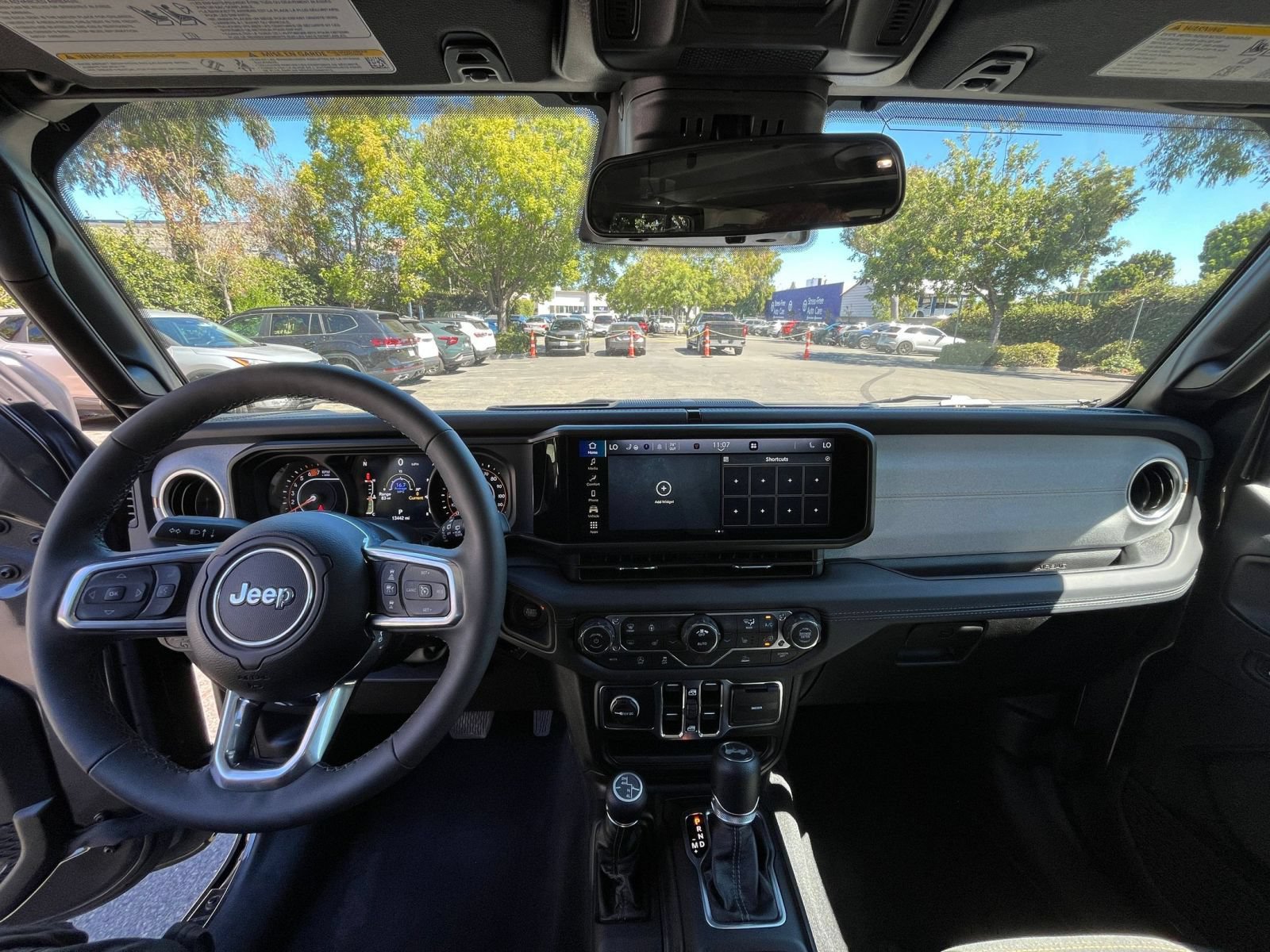 Used 2025 Jeep Wrangler Unlimited Sahara AWD/4WD image 33