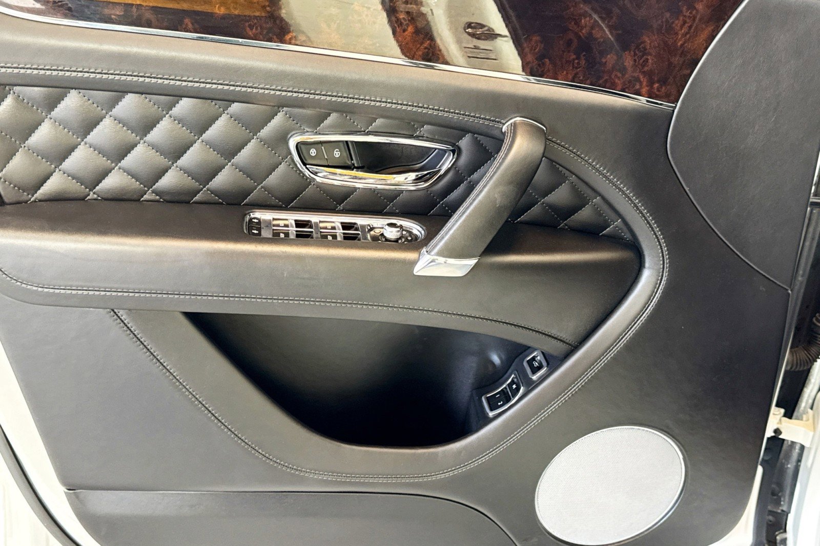 Used 2018 Bentley Bentayga image 17