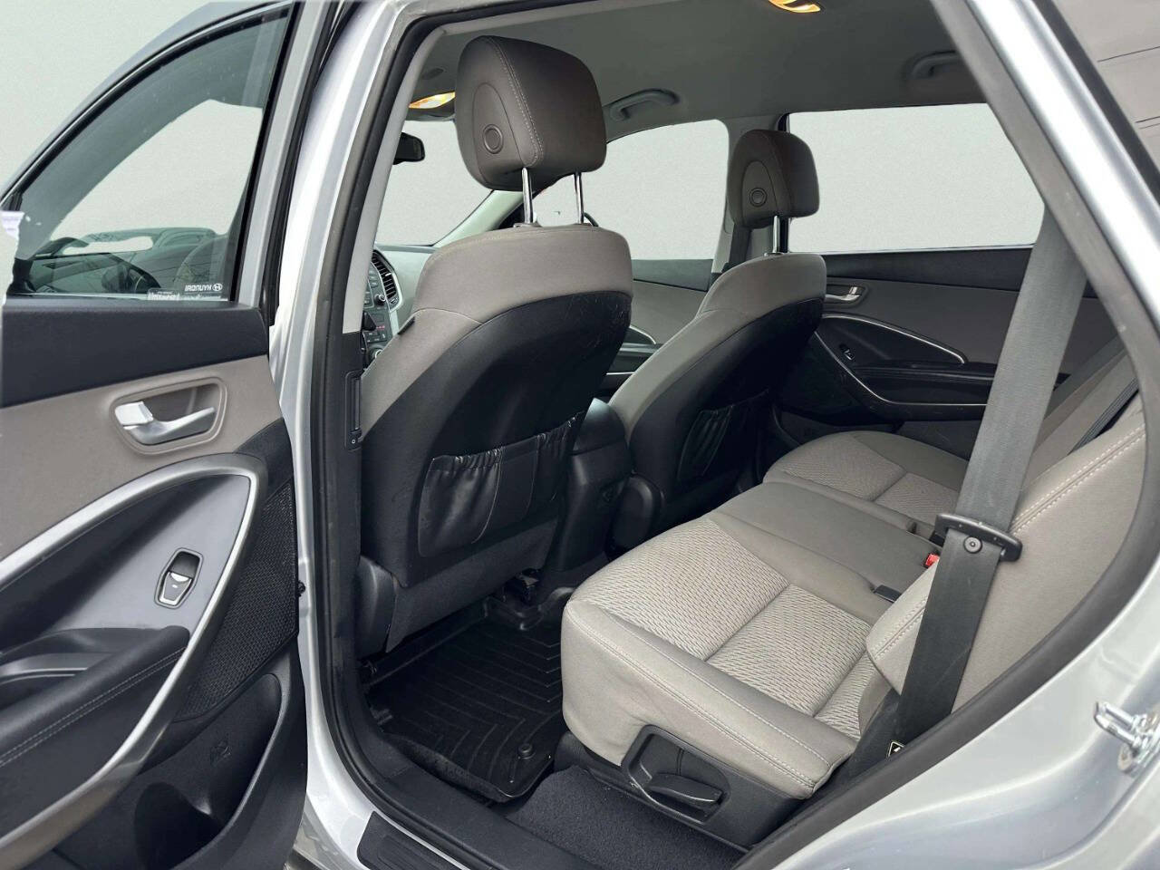 Used 2016 Hyundai Santa Fe SE AWD/4WD image 16