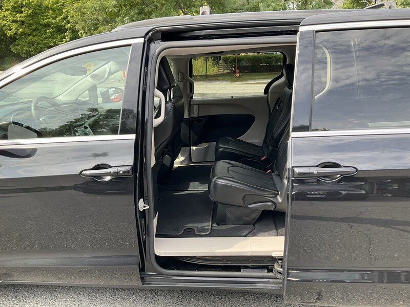 Used 2020 Chrysler Voyager Lxi FWD image 13